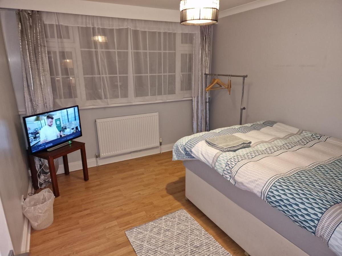 Nightrest Homes Hemel Hempstead Smart Tv In Each Room - Parking ヘメル・ヘムステッド エクステリア 写真